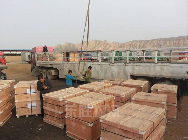 本單大理石發(fā)貨到香港/大理石運輸?shù)较愀郏粏?0車；木箱包裝，利用中港平板車，依次運輸完畢，為客戶解決了運輸難題！