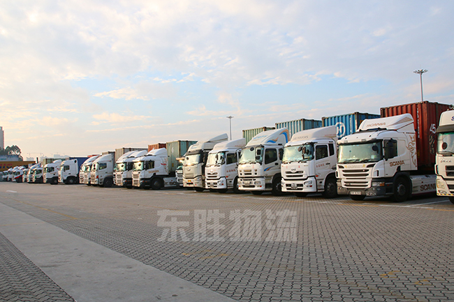 深圳東勝物流的港珠澳大橋運(yùn)輸車隊