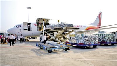 中港運輸專線-香港到福州保稅區(qū)返修運輸現(xiàn)場，香港機場提貨圖