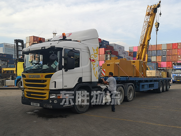 深圳東勝物流出口到香港運輸優(yōu)勢詳解，中港平板車運輸現(xiàn)場圖