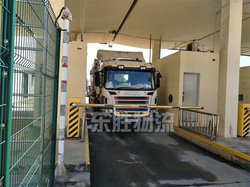 杭州到香港物流，從杭州發(fā)貨到香港價(jià)格，杭州到香港的運(yùn)輸專線，深圳東勝物流中港平板車運(yùn)輸圖