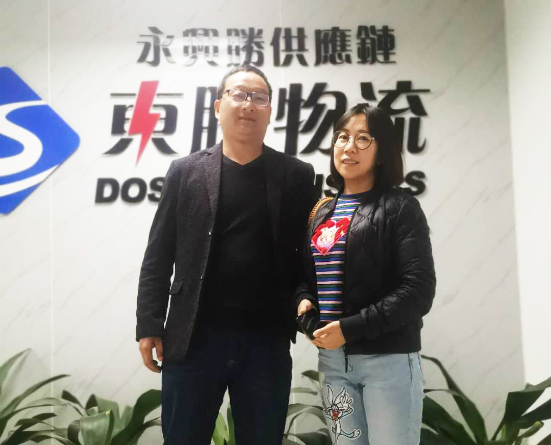 吳總在口罩出口香港運輸后，在我司合影留念  